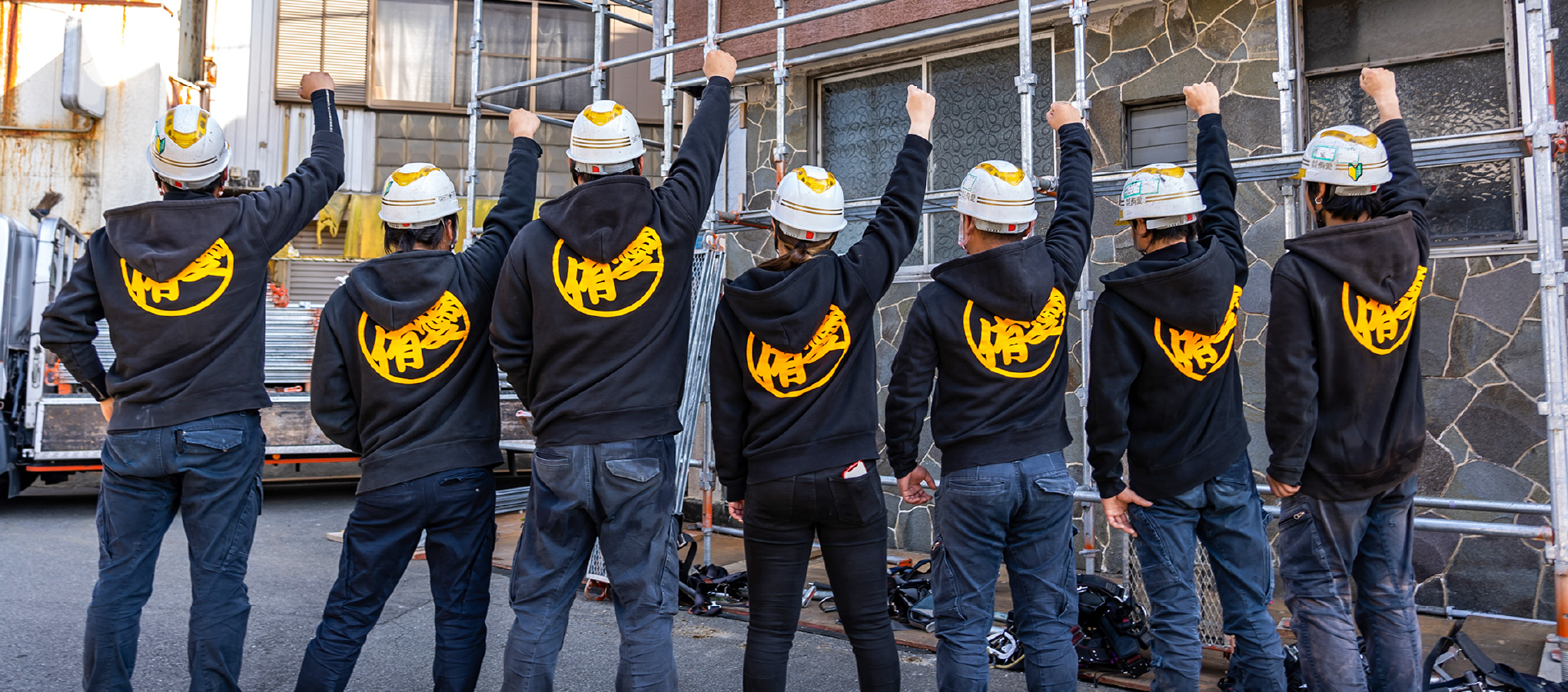 円陣を組むスタッフ