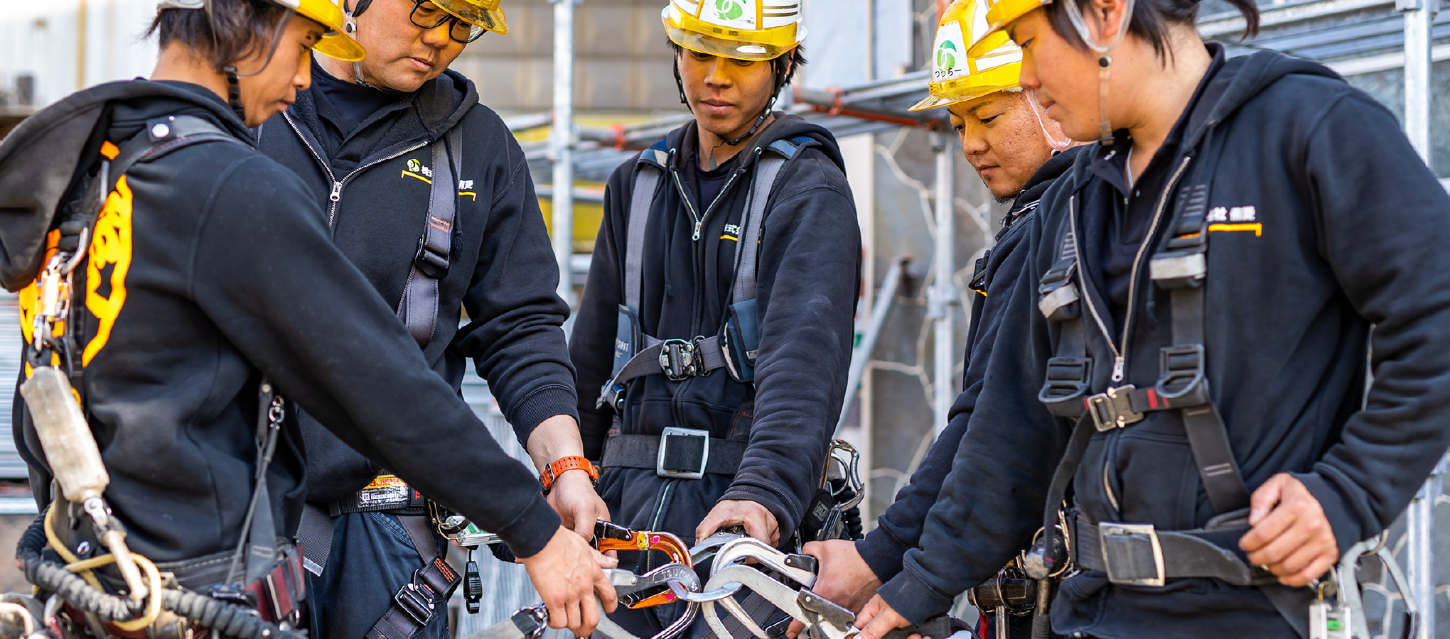 一列に並ぶスタッフの後ろ姿